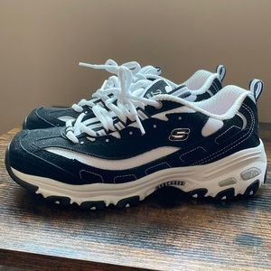 Skechers Women’s D’Lites Wide width sneaker size 7